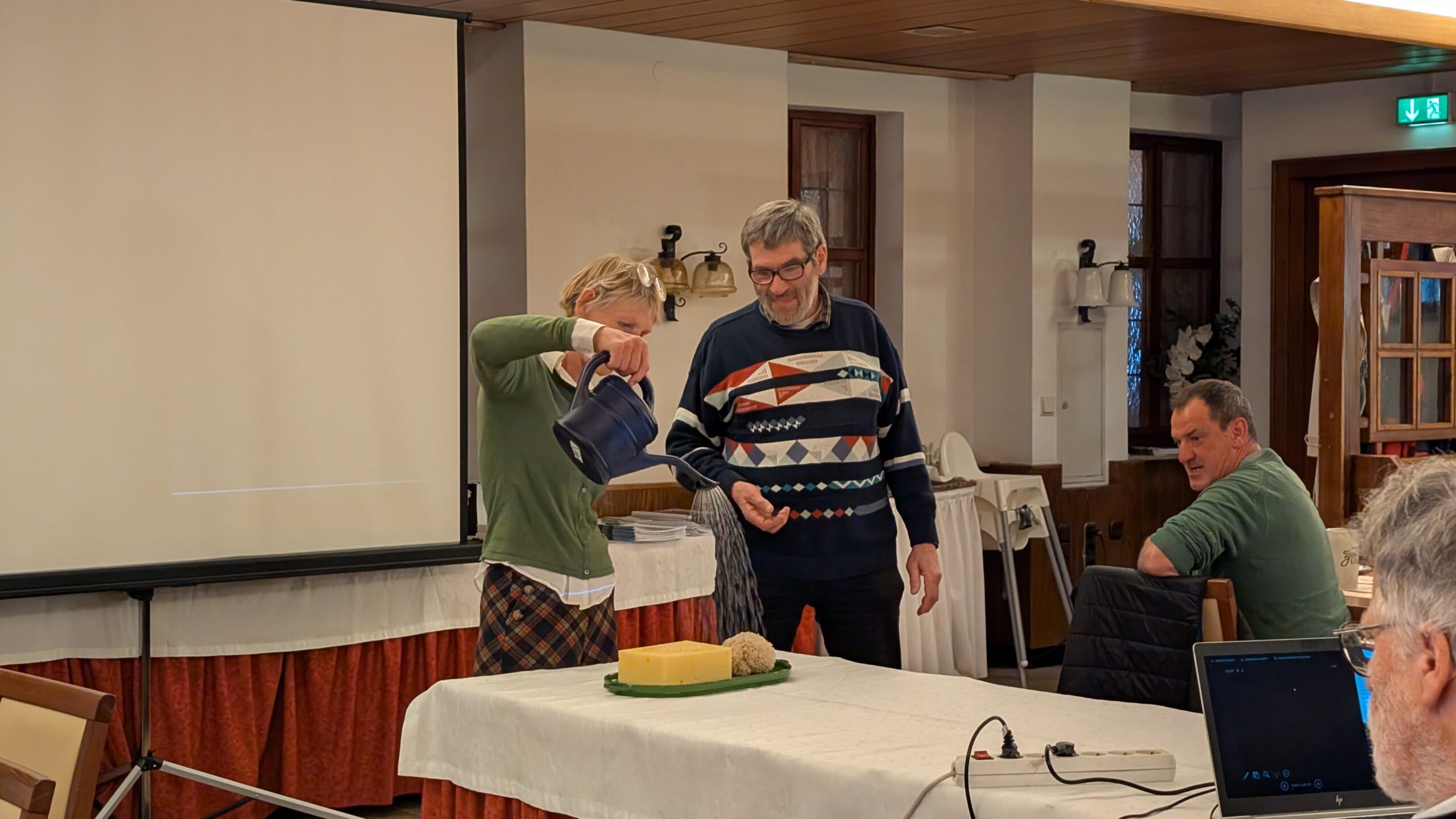 Camilla Ebert und Walter Würfel von der Ortsgruppe Rothenburg Bund Naturschutz präsentieren ein Schwammstadt Modell im übertragenen Sinn bei der Begrüßung Foto: Alexander Schnapper