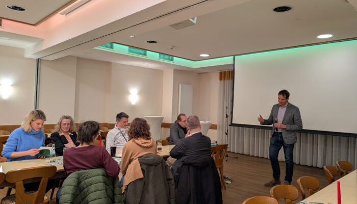 Martin Stümpfig (rechts im Bild) beginnt die Veranstaltung mit Einblick in die Arbeit aus dem Landtag