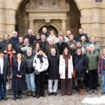 Parteiübergreifend Kreistagskandidierende Rothenburg und Umgebung stehen auf den Stufen vor dem Rothenburger Rathaus, Foto: Matthias Schmidt